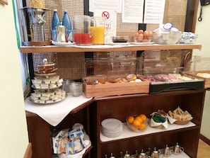 Daily continental breakfast (EUR 14 per person)