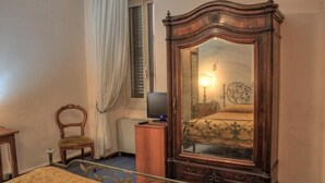 ميني بار وخزنة داخل الغرفة ومكتب وواي فاي مجانًا