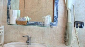 Artículos de tocador gratuitos, secador de pelo, bidet, toallas