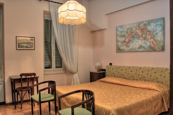 Minibar, Zimmersafe, Schreibtisch, kostenloses WLAN