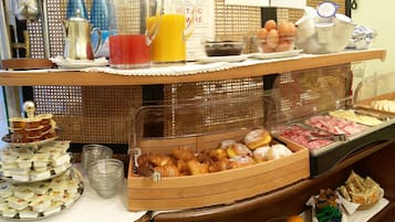 Tägliches kontinentales Frühstück (14 EUR pro Person)