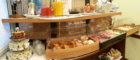 Daily continental breakfast (EUR 14 per person)