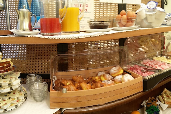 Daily continental breakfast (EUR 14 per person)