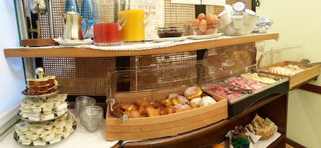 Daily continental breakfast (EUR 14 per person)