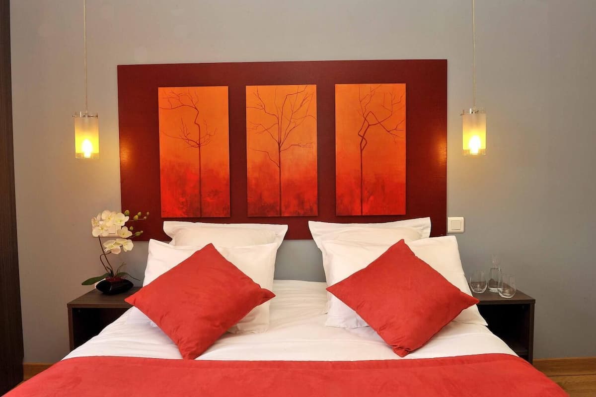 Hypo-allergenic bedding, in-room safe, desk, blackout curtains
