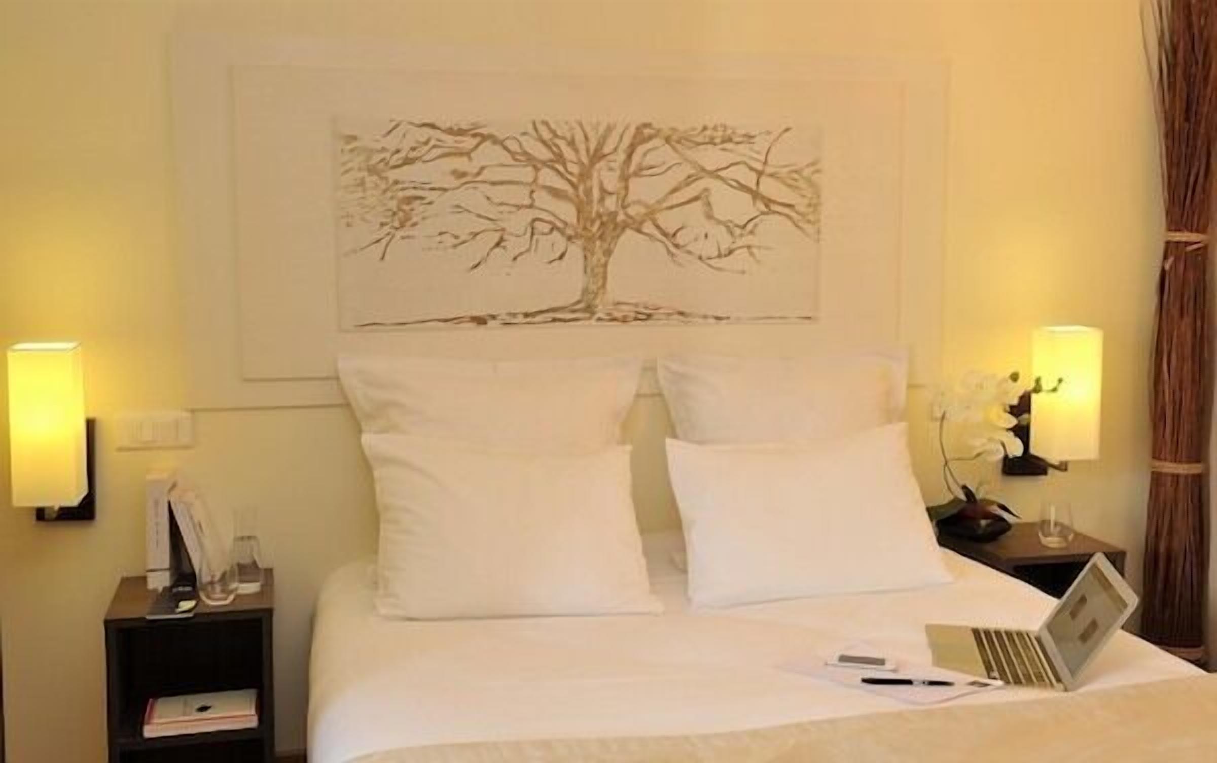 single room | hypo-allergenic bedding, in-room safe, desk, blackout curtains