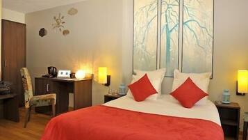 Double Room | Hypo-allergenic bedding, in-room safe, desk, blackout drapes