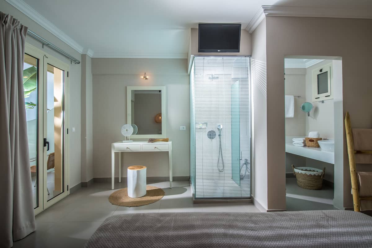 Suite – deluxe, sjøutsikt (Mini Suite - Adults Only (Sunset)) | Oppholdsområde | En 50-tommers LCD-TV med kabel-kanaler samt TV