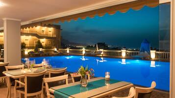 Phục vụ bữa sáng, bữa trưa và bữa tối