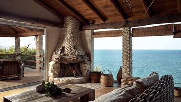 Grand One Bedroom Penthouse with Sea View | Safe på rommet, wi-fi (inkludert) og sengetøy