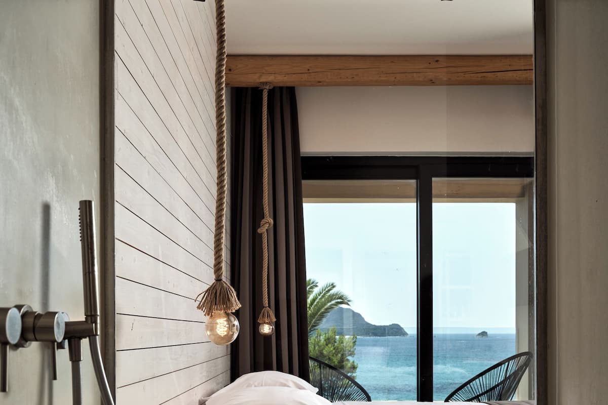 In-room safe, free WiFi, bed sheets