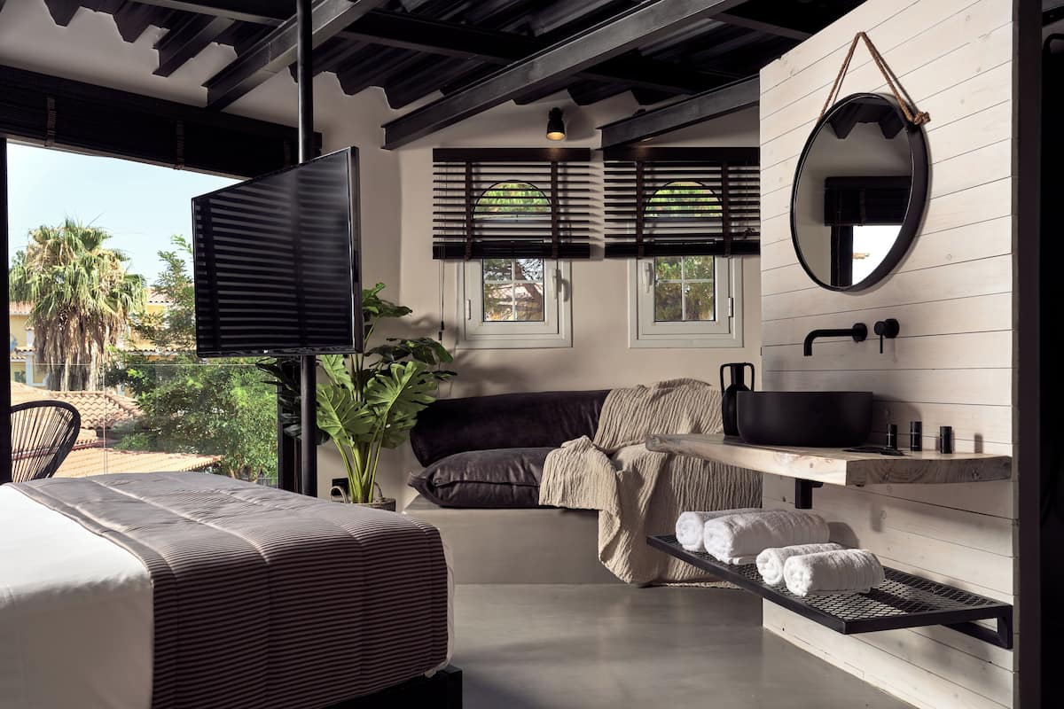 In-room safe, free WiFi, bed sheets