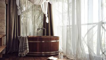 Junior suite | Badkamer | Een haardroger, handdoeken, zeep, shampoo
