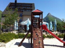 Área de juegos infantiles al aire libre