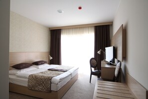 迷你吧、客房內保險箱、書桌、遮光布/窗簾