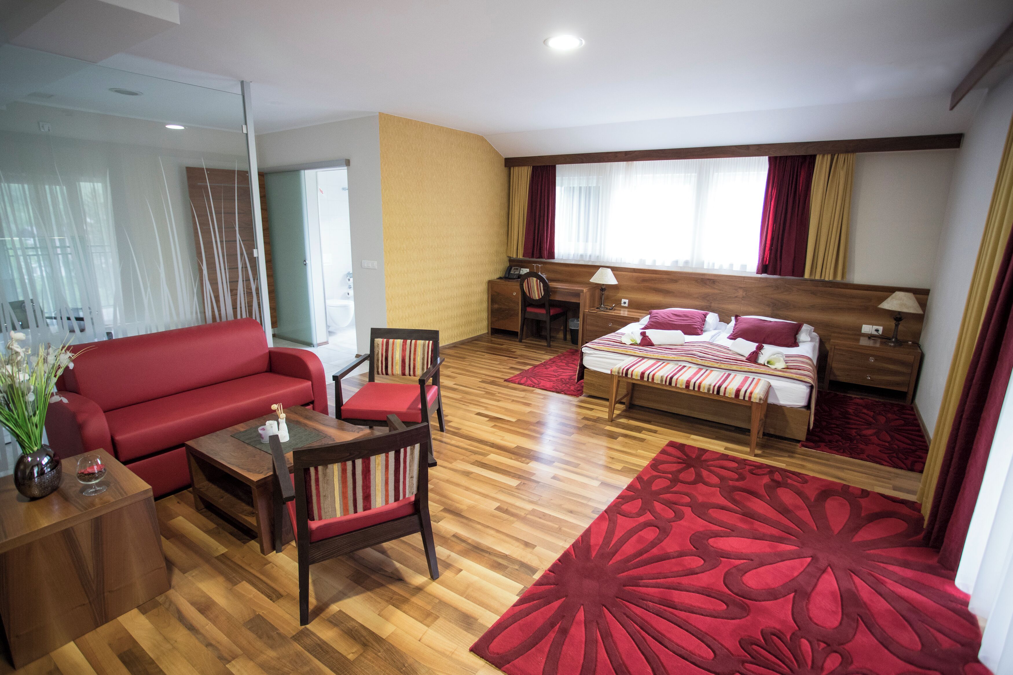 Deluxe dubbelrum - 1 queensize-säng - balkong - utsikt mot bergen | Minibar, värdeförvaringsskåp på rummet och skrivbord