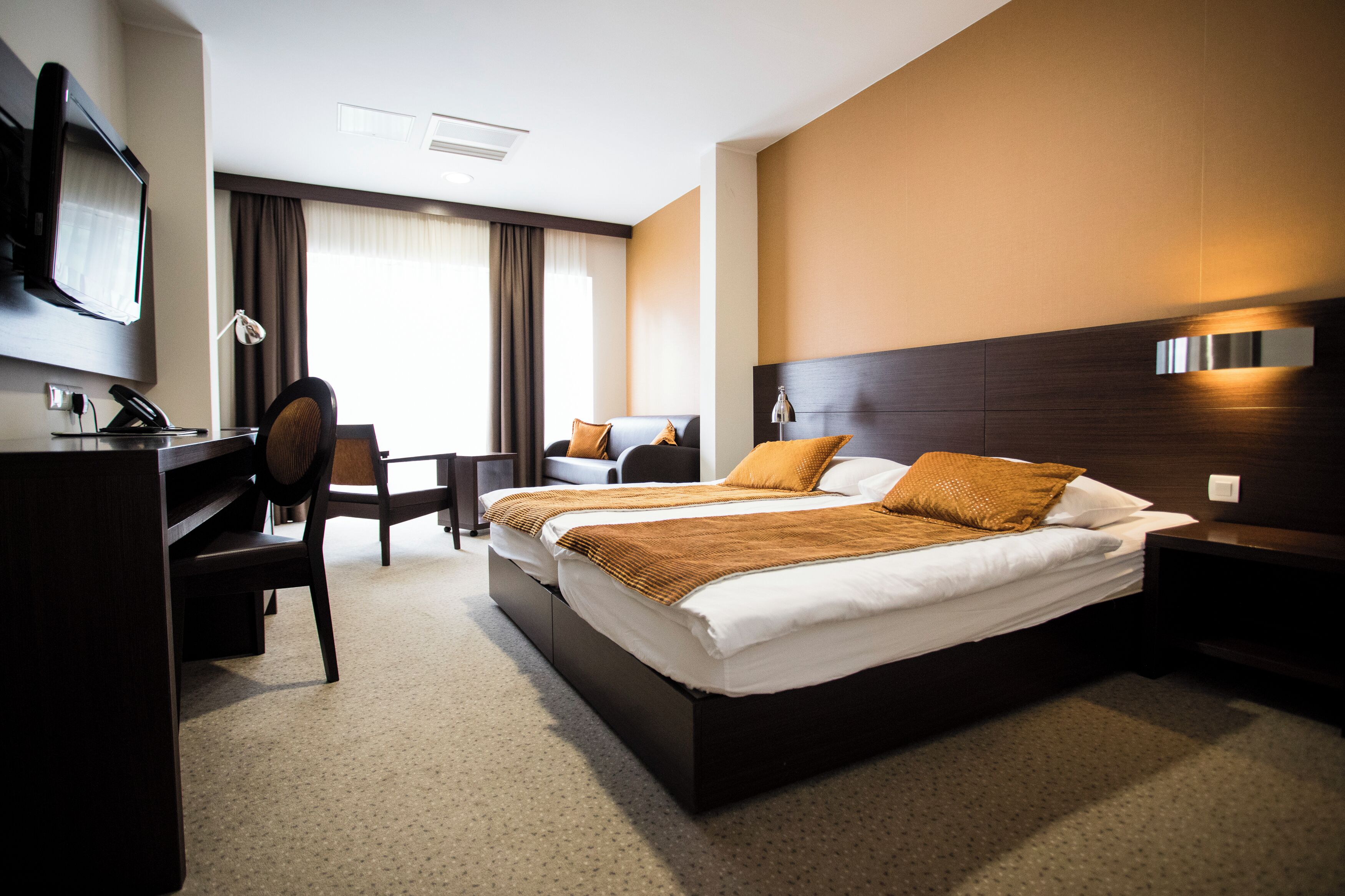 Superior dubbelrum eller tvåbäddsrum - luftkonditionering - utsikt mot bergen | Minibar, värdeförvaringsskåp på rummet och skrivbord