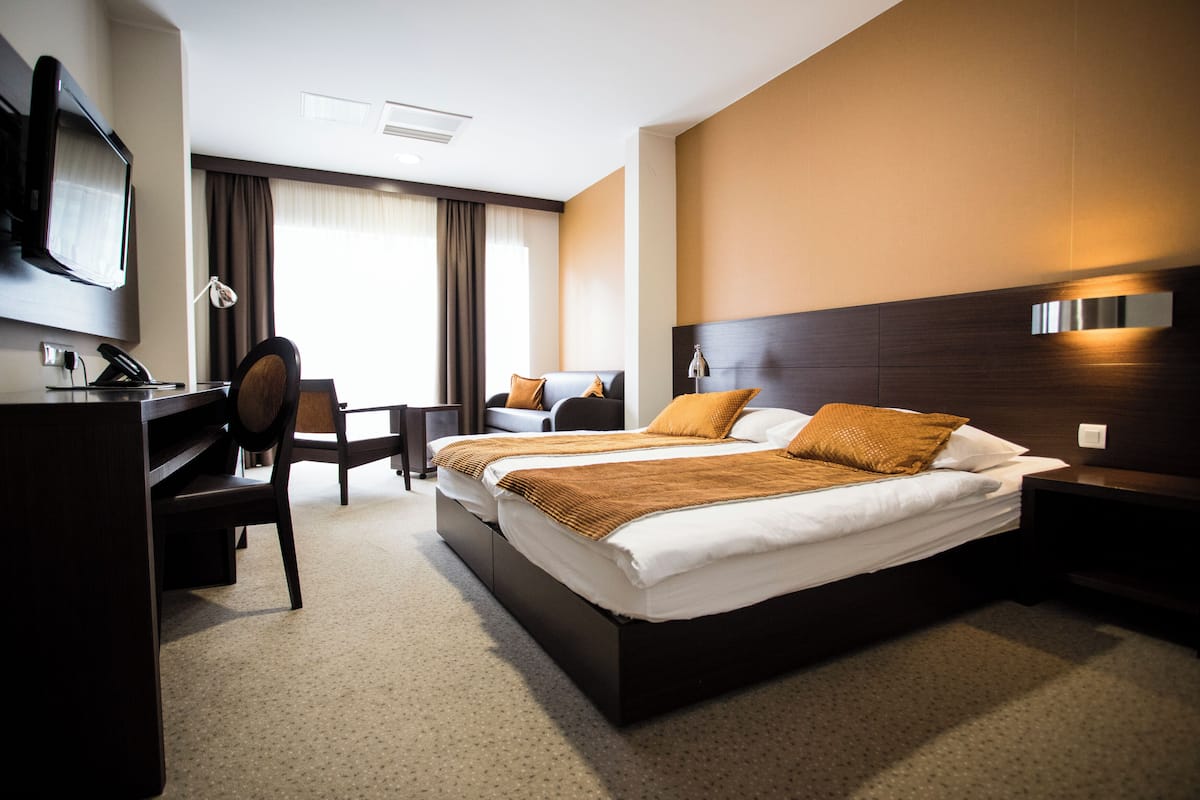 Superior dubbelrum eller tvåbäddsrum - luftkonditionering - utsikt mot bergen | Minibar, värdeförvaringsskåp på rummet och skrivbord