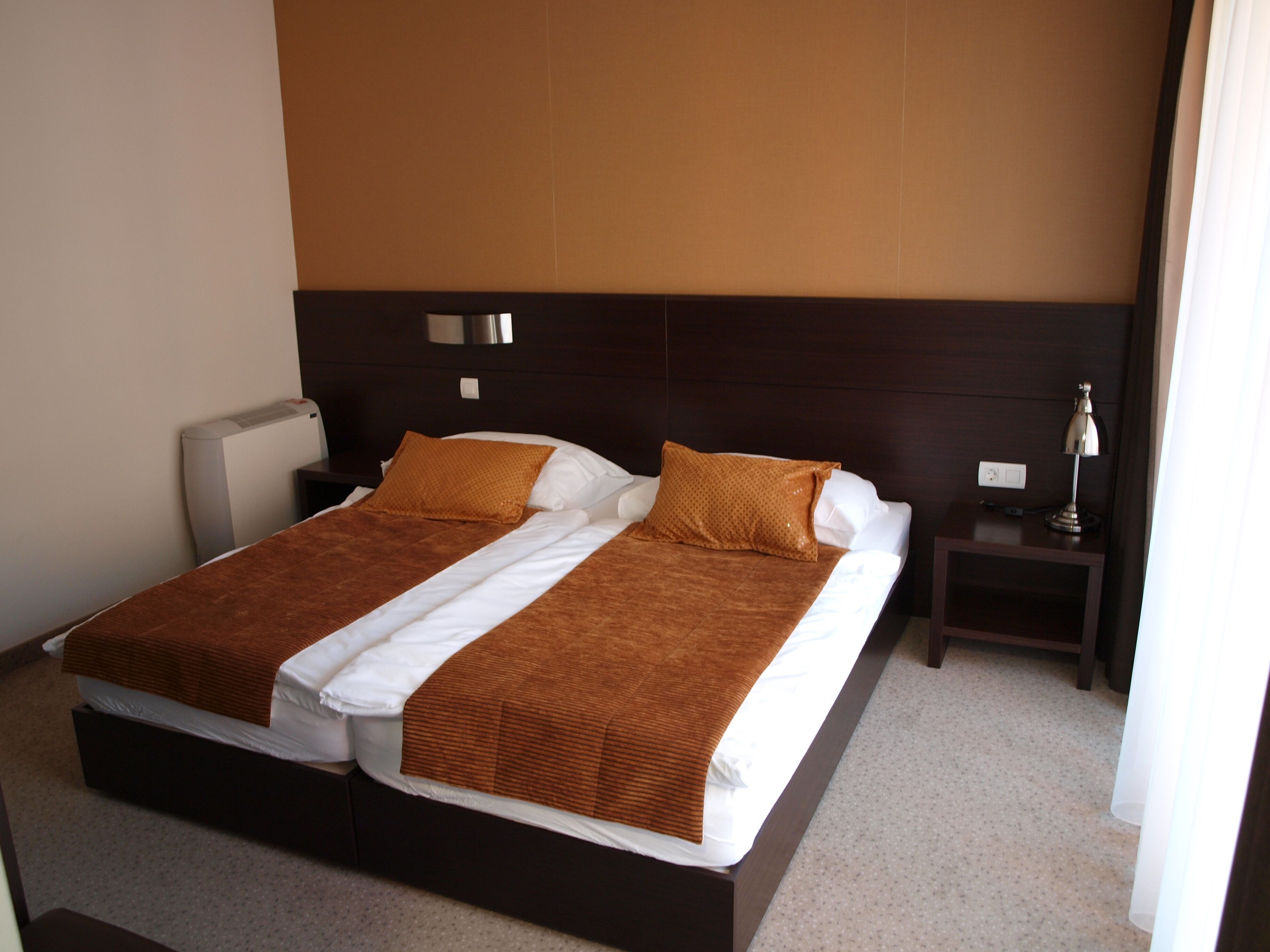 Minibar, värdeförvaringsskåp på rummet och skrivbord