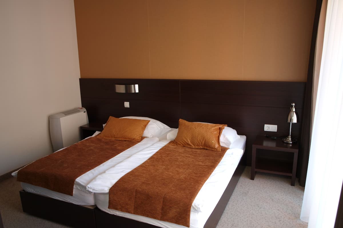 Minibar, värdeförvaringsskåp på rummet och skrivbord