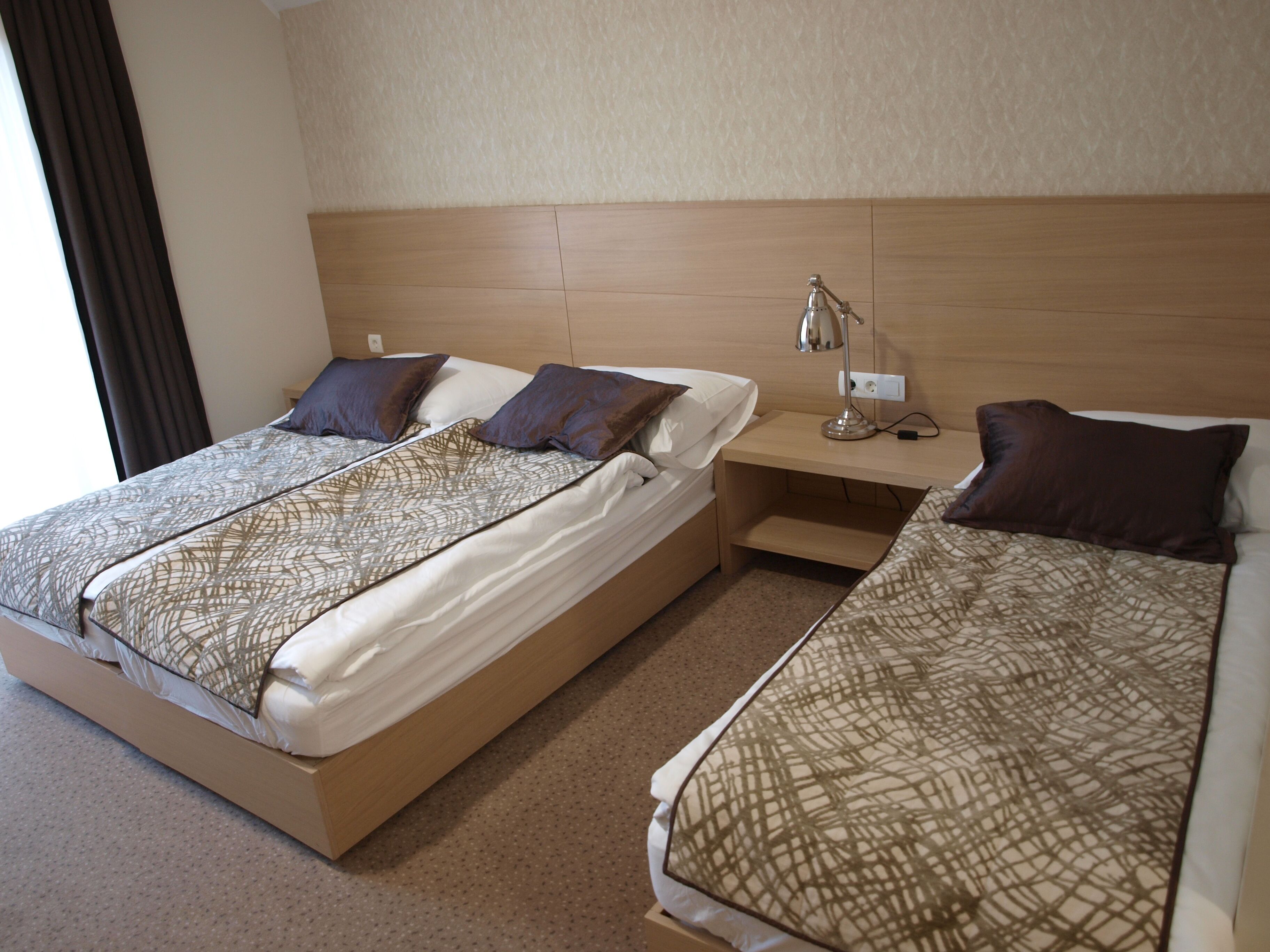 Trippelrum - balkong - utsikt mot bergen | Minibar, värdeförvaringsskåp på rummet och skrivbord