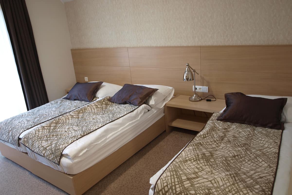 Trippelrum - balkong - utsikt mot bergen | Minibar, värdeförvaringsskåp på rummet och skrivbord