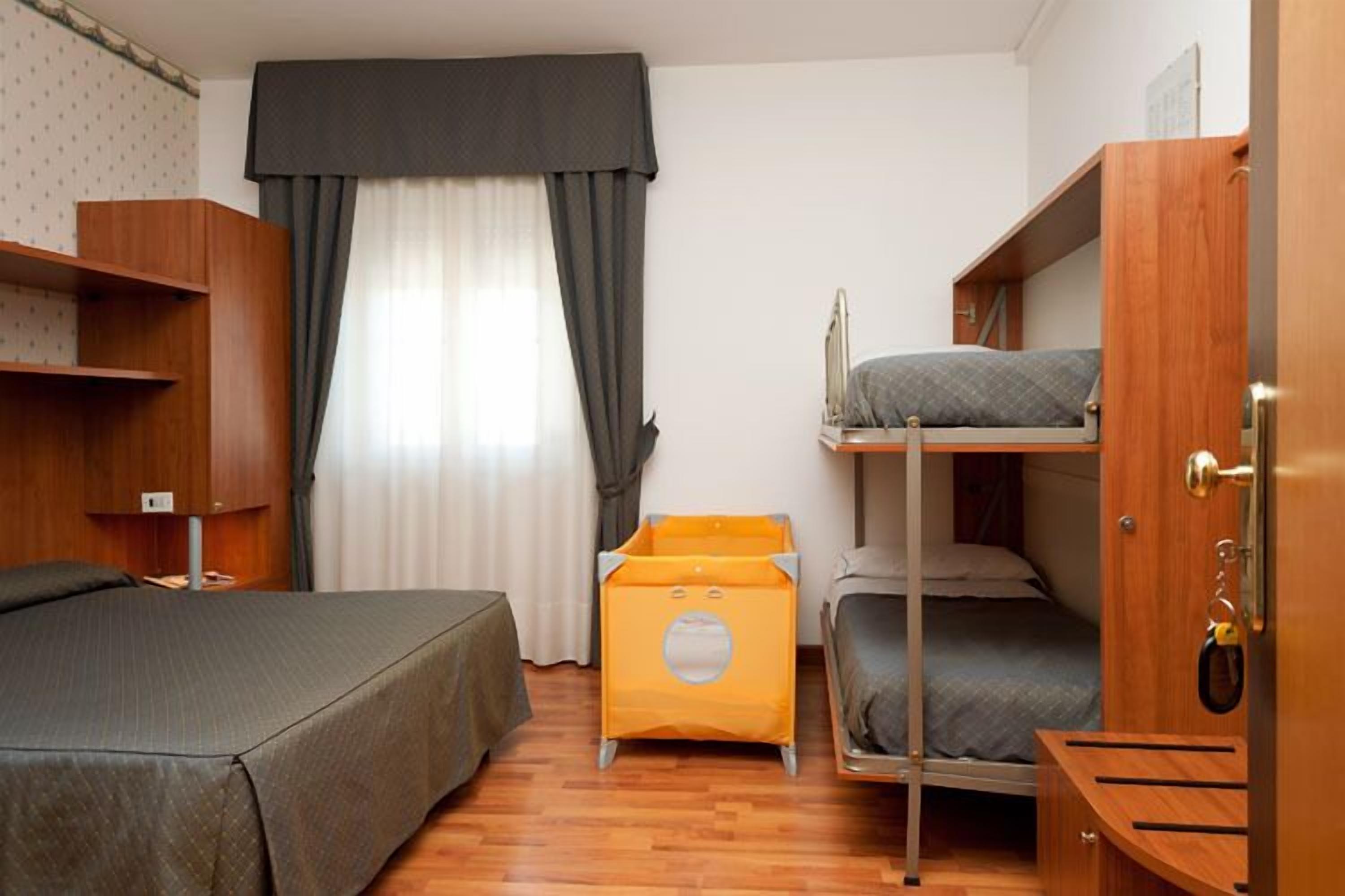 triple room | minibar, in-room safe, desk, iron/ironing board