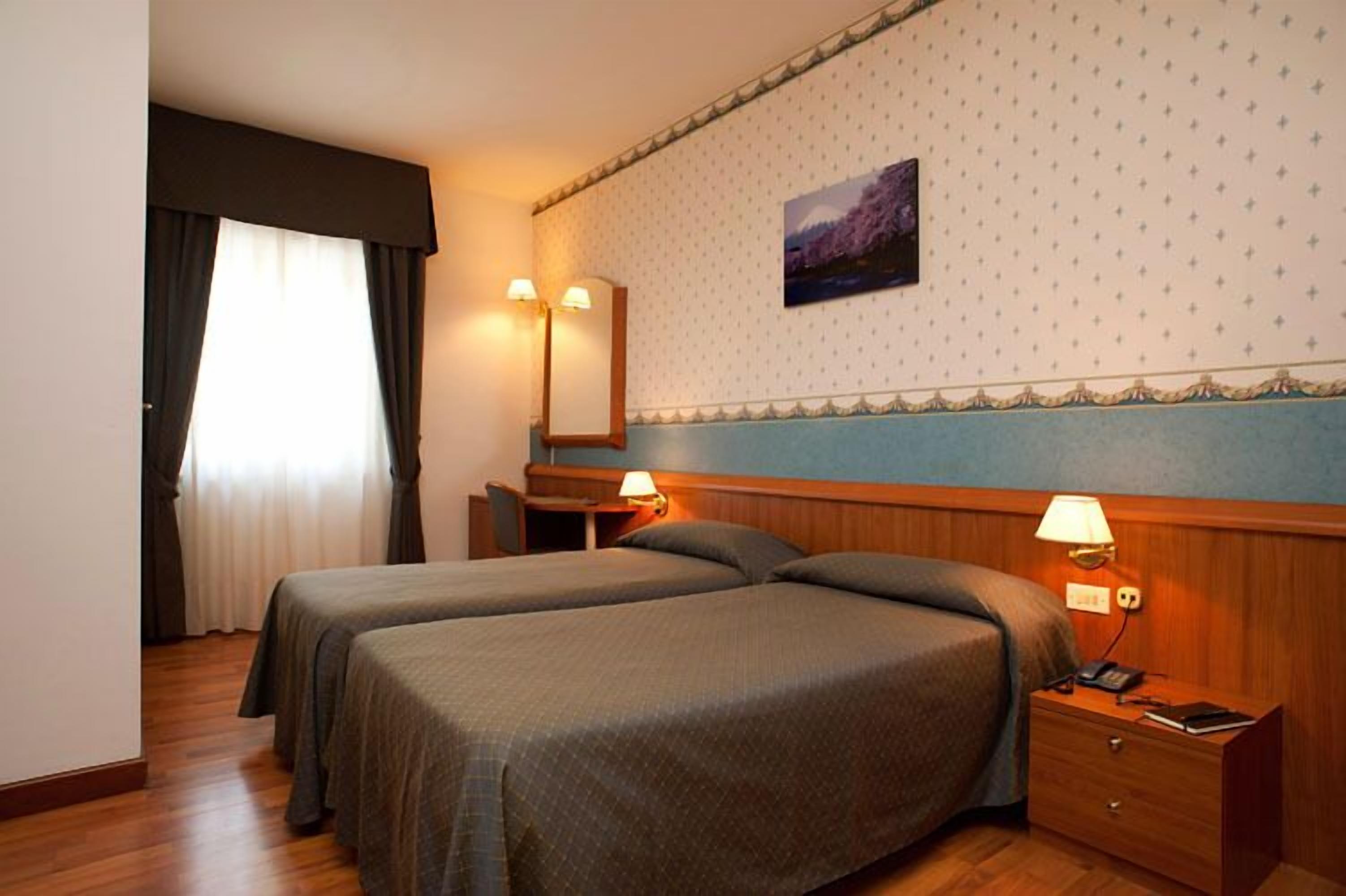 double room | minibar, in-room safe, desk, iron/ironing board