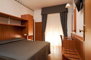 Minibar, una cassaforte in camera, una scrivania, ferro/asse da stiro