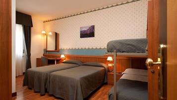 Chambre Quadruple | Minibar, coffres-forts dans les chambres, bureau