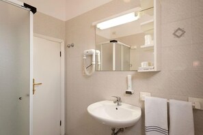 Habitación triple | Baño | Ducha, artículos de higiene personal gratuitos, secador de pelo y bidé