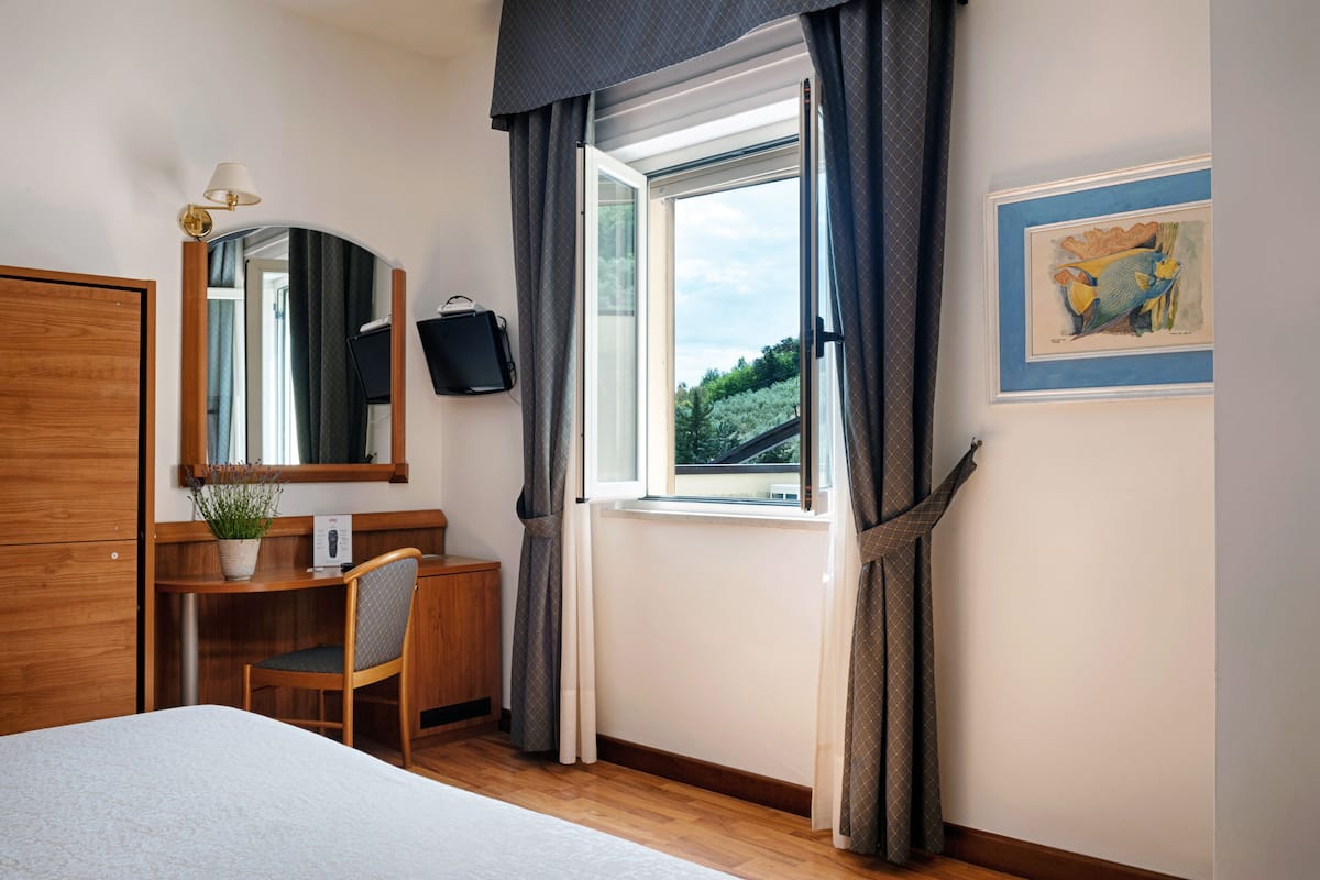 triple room | minibar, in-room safe, desk, iron/ironing board