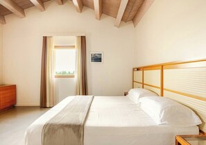 Suite – junior | Minibar, safe på rommet, skrivebord og skrivebord for bærbar PC