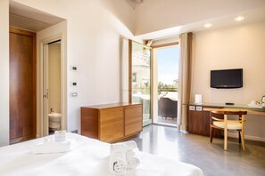 Suite estudio, terraza | Minibar, caja fuerte, escritorio y espacio para trabajar con un portátil