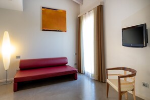 Minibar, safe på rommet, skrivebord og skrivebord for bærbar PC