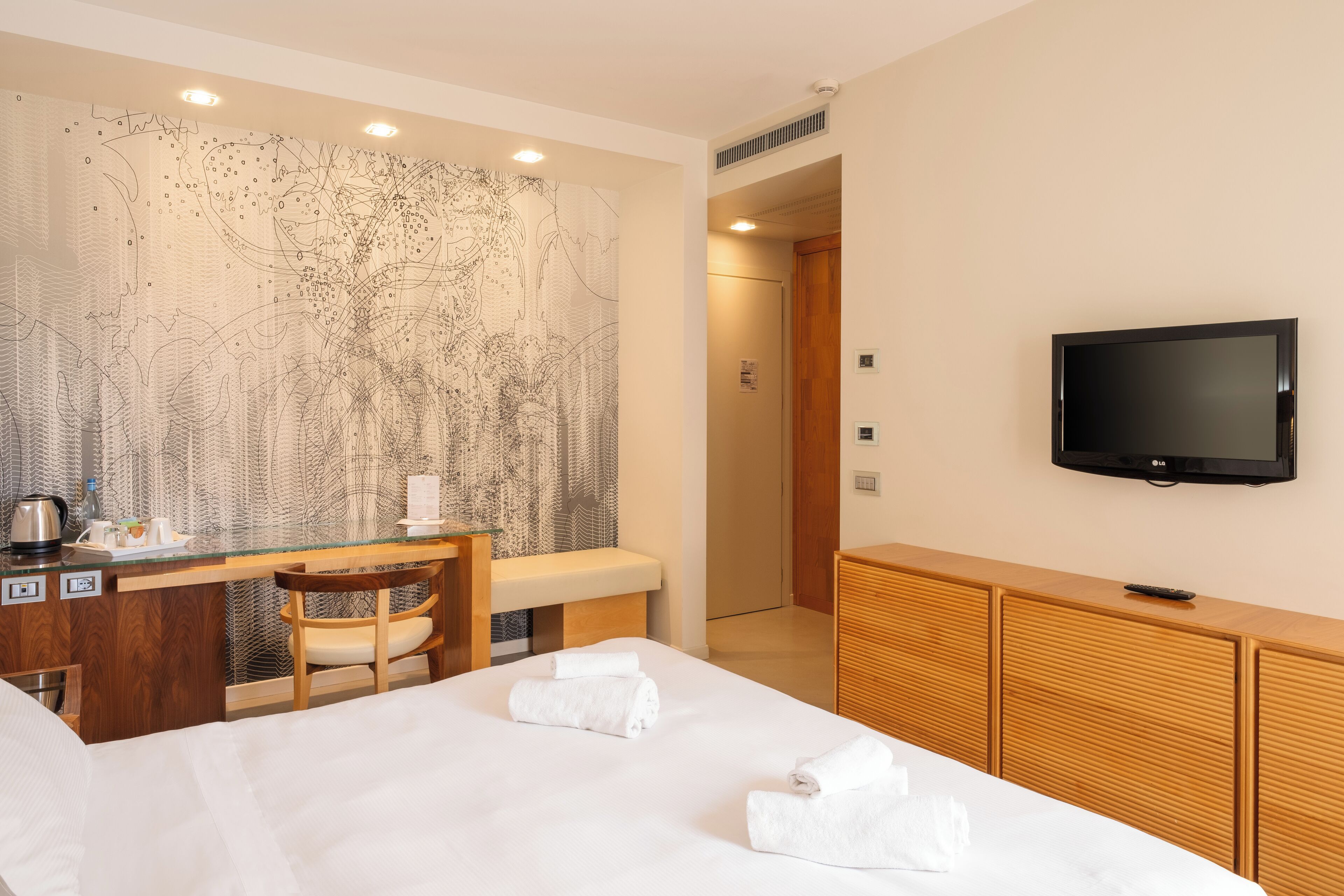 Habitación doble superior | Minibar, caja fuerte, escritorio y espacio para trabajar con un portátil