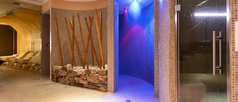 Behandlingsrum för par, bastu, bubbelpool och ångbastu