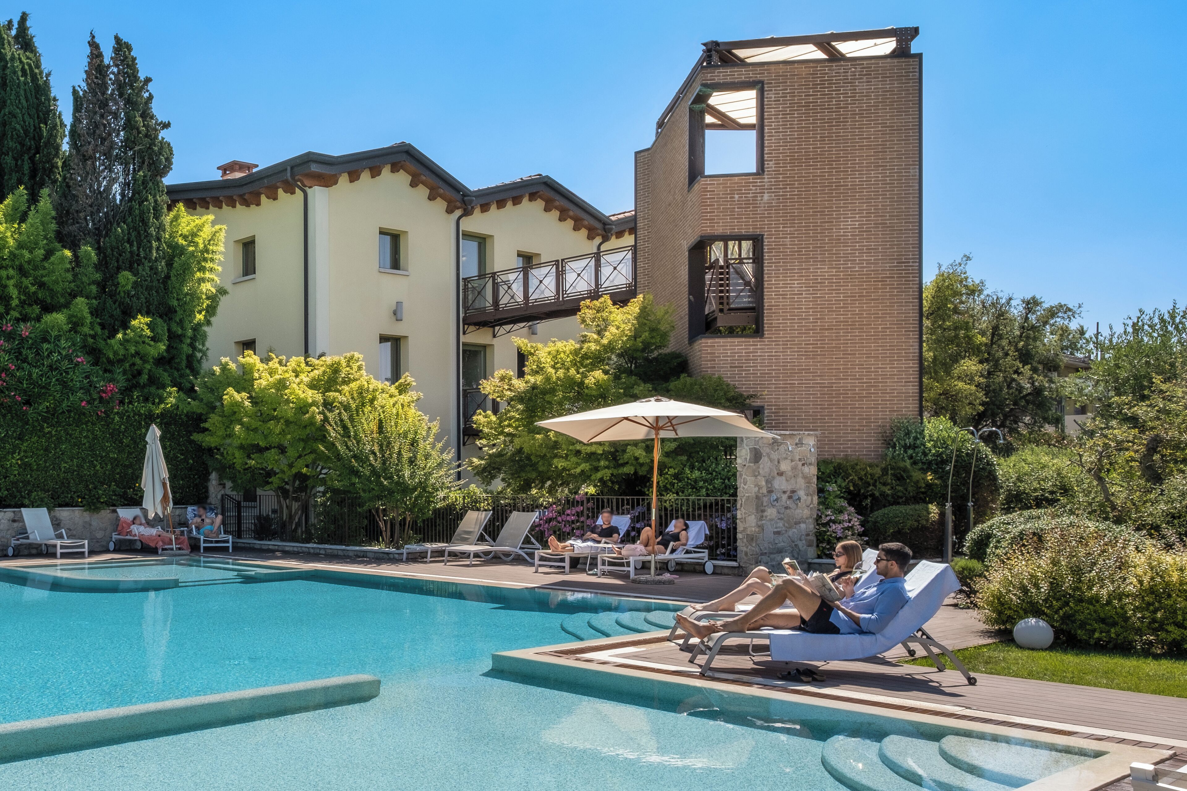 Sesongbasert utendørsbasseng, bassengparasoller og solsenger