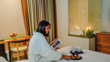 Suite Exclusive, idromassaggio | Minibar, una cassaforte in camera, una scrivania, postazione laptop