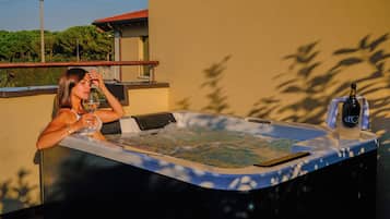 Studiosuite, Terrasse | Eigener Whirlpool