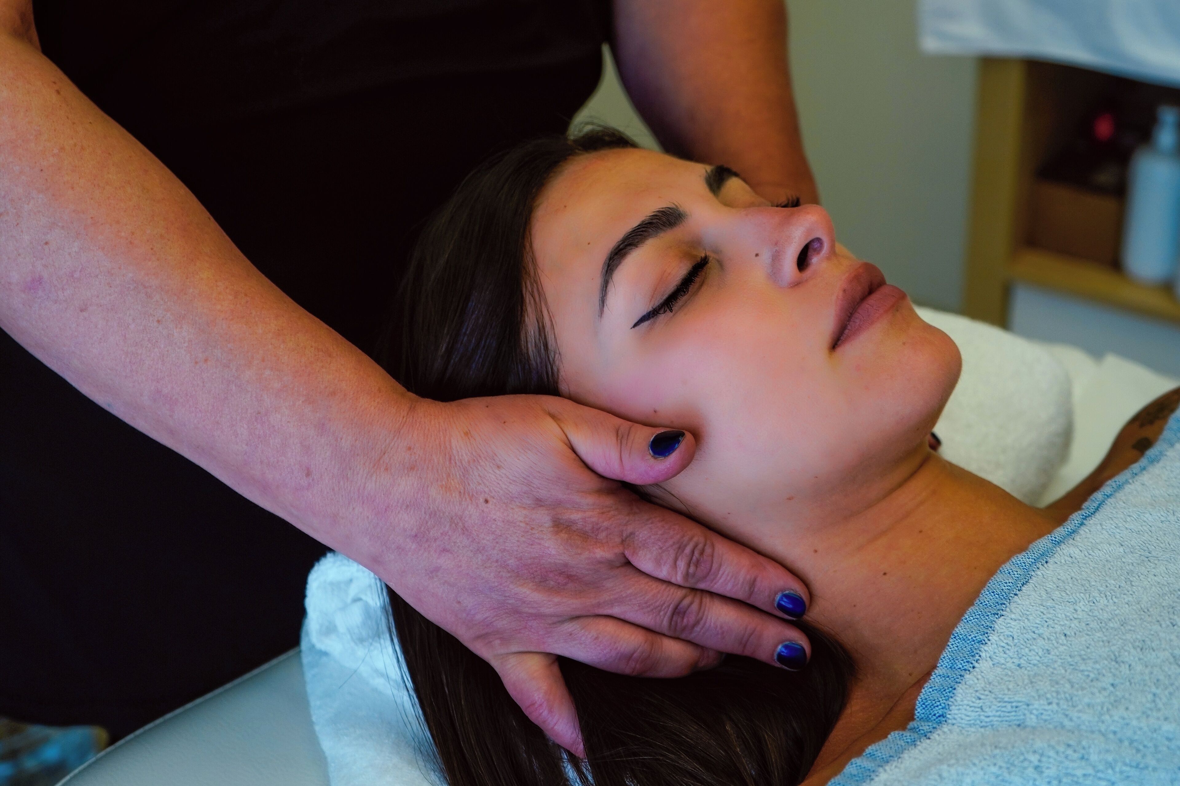 Iemand ontvangt een massage.