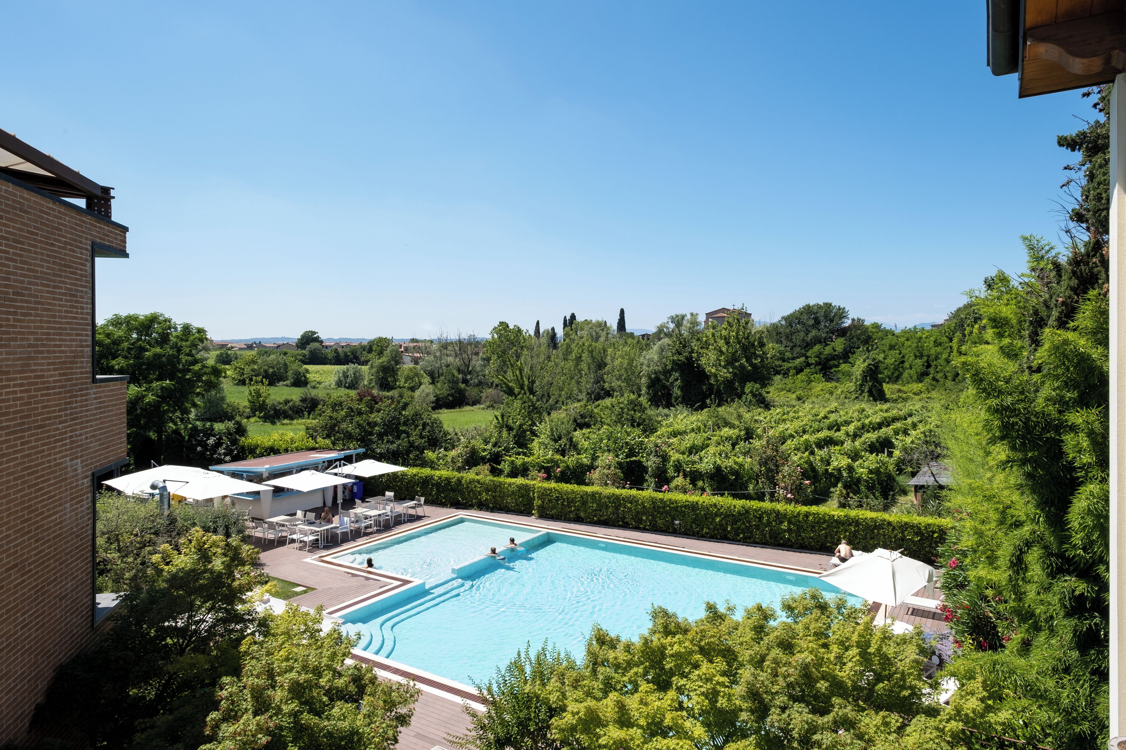 Sæsonbestemt udendørs pool, parasoller, liggestole