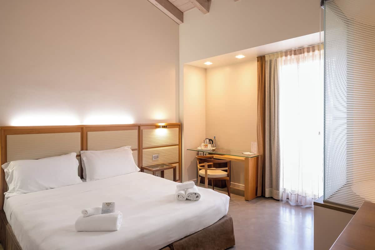 Suite Exclusive, bain à remous | 1 chambre, minibar, coffres-forts dans les chambres, bureau