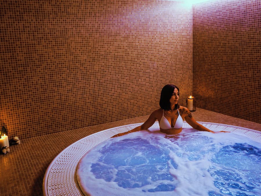 Salas para tratamentos a dois, sauna seca, banheira de hidromassagem