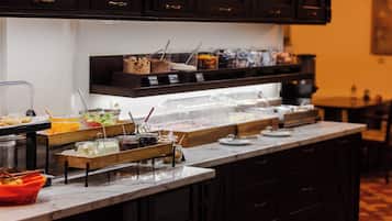 Sarapan prasmanan setiap hari (EUR 9 per orang)