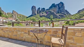Vierbettzimmer, Balkon (Meteora View) | Terrasse/Patio