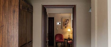 Una puerta de madera con un cartel encima que dice 'ALSOS HOUSE ENTRANCE'.