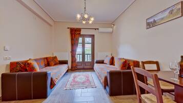 Appartement Familial, balcon (Meteora View) | Coin séjour | Télévision LED de 32 cm avec chaßnes par satellite, télévision