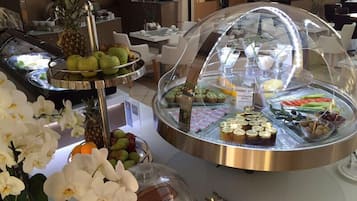 Free daily buffet breakfast