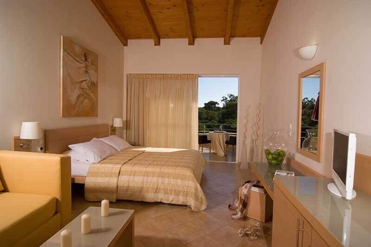 In-room safe, soundproofing, iron/ironing board, free WiFi